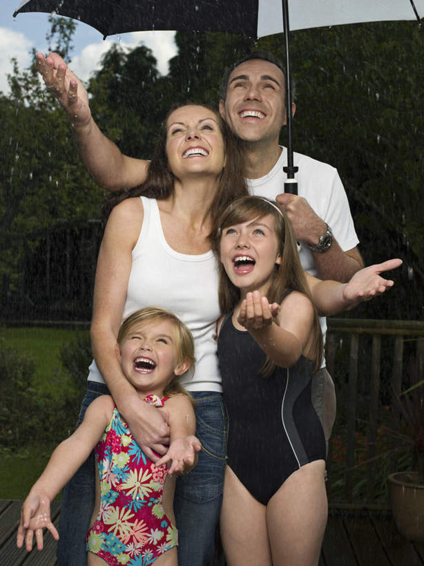 西方人,儿童,中年人,四个人,家庭,夫妻,母亲,父亲,女儿,站,举,抱,笑,微笑,露齿笑,竖图,室外,白天,正面,泳装,爱情,纯洁,树林,植物,欧洲,欧洲人,一把,握,服装,伞,雨伞,浪漫,拿,拿着,注视,休闲装,阳伞,树,树木,小孩,衣服,绿色,黑色,自然,观察,看,托,站着,张嘴,休闲,温暖,温馨,父女,母女,一家人,休闲服,恩爱,父爱,可爱,母爱,童年,童趣,握着,恋人,服饰,生长,成长,抱着,观看,细雨,和睦,察看,搂着,关注,张大嘴巴,童真,烂漫,无邪,连体泳衣,天真,男人,男性,女孩,女人,女性,中年男性,中年女性,白种人,孩子,夫妇,情侣,小雨,张开嘴,怀抱,举起,举手,举着,搂,搂抱,相抱,向上举,向上伸,向上托,拥抱,站立,半身,彩图,泳衣,伴侣,融洽,女生