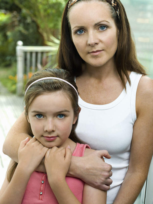 西方人,儿童,中年人,两个人,家庭,母亲,女儿,栏杆,站,抱,笑,微笑,竖图,室外,白天,正面,纯洁,树林,植物,欧洲,欧洲人,阴影,服装,朦胧,模糊,装饰,光线,头饰,影子,围栏,注视,休闲装,护栏,树,树木,小孩,衣服,粉色,绿色,白色,阳光,自然,发箍,发饰,饰品,观察,看,站着,休闲,温暖,温馨,母女,一家人,休闲服,可爱,母爱,童年,童趣,服饰,生长,成长,头箍,抱着,观看,华丽,修饰,点缀,和睦,察看,搂着,关注,发卡,童真,烂漫,无邪,配饰,衬托,美观,雅致,雅观,天真,女孩,女人,女性,中年女性,白种人,孩子,怀抱,搂,搂抱,相抱,拥抱,站立,半身,彩图,融洽,女生