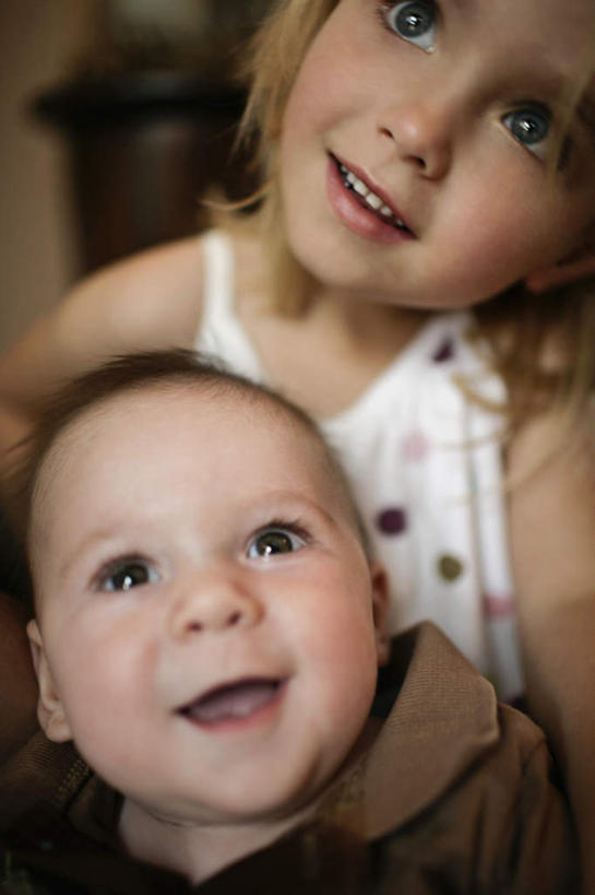 西方人,婴儿,儿童,两个人,家庭,笑,微笑,露齿笑,竖图,俯视,室内,白天,婴儿服装,纯洁,欧洲,欧洲人,阴影,服装,朦胧,模糊,反射,影子,棕色,注视,休闲装,小孩,衣服,白色,观察,看,休闲,温暖,温馨,一家人,休闲服,可爱,服饰,活泼,观看,和睦,察看,关注,宝宝,纯真,烂漫,无邪,伶俐,天真,女孩,女人,女性,白种人,孩子,抬头,仰头,半身,彩图,高角度拍摄,婴儿服,融洽,女生