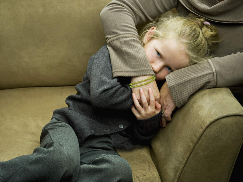 西方人,儿童,中年人,两个人,家庭,母亲,女儿,客厅,坐,抱,横图,俯视,室内,白天,纯洁,沙发,欧洲,欧洲人,服装,注视,休闲装,小孩,衣服,观察,看,休闲,温暖,温馨,母女,一家人,休闲服,可爱,母爱,童年,童趣,服饰,抱着,观看,和睦,察看,起居室,搂着,关注,布艺沙发,童真,烂漫,无邪,客堂,天真,女孩,女人,女性,中年女性,白种人,孩子,搂,搂抱,坐着,半身,彩图,高角度拍摄,融洽,女生