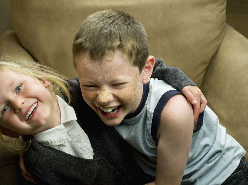 西方人,儿童,两个人,家庭,客厅,坐,抱,笑,微笑,露齿笑,横图,俯视,室内,白天,纯洁,沙发,欧洲,欧洲人,服装,注视,休闲装,小孩,衣服,观察,看,休闲,温暖,温馨,一家人,休闲服,可爱,童年,童趣,服饰,抱着,观看,和睦,察看,起居室,搂着,关注,布艺沙发,童真,烂漫,无邪,客堂,天真,男孩,男人,男性,女孩,女人,女性,白种人,搂,搂抱,坐着,半身,彩图,高角度拍摄,融洽,男生,女生