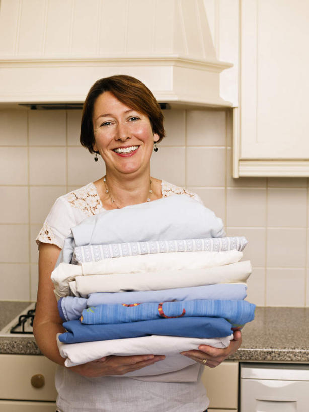 西方人,一个人,站,捧,竖图,室内,白天,正面,厨房,柜子,欧洲,欧洲人,仅一个女性,仅一个人,一堆,许多,握,堆叠,堆积,服装,床单,很多,拿,拿着,注视,休闲装,衣服,橱柜,观察,看,站着,仅一个中年女性,休闲,休闲服,握着,服饰,观看,堆,察看,关注,女人,女性,中年女性,白种人,端,端着,捧着,手捧,站立,半身,彩图,灶间