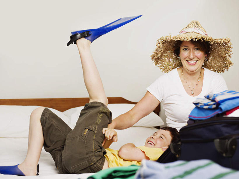 西方人,儿童,中年人,两个人,家庭,母亲,儿子,坐,躺,笑,微笑,露齿笑,横图,室内,白天,正面,纯洁,床,卧室,帽子,欧洲,欧洲人,服装,草帽,墙,双人床,床单,注视,休闲装,被子,墙壁,墙面,小孩,衣服,观察,看,休闲,温暖,温馨,母子,一家人,休闲服,可爱,母爱,童年,童趣,抬脚,服饰,观看,脚蹼,和睦,察看,被单,关注,童真,烂漫,无邪,卧着,天真,男孩,女人,女性,中年女性,白种人,孩子,躺着,卧,坐着,半身,彩图,睡房,卧房,融洽,男生