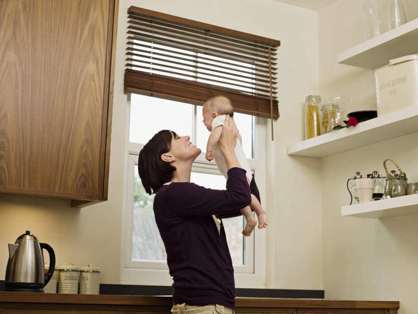 西方人,婴儿,儿童,中年人,两个人,家庭,母亲,站,举,抱,横图,室内,白天,仰视,纯洁,餐桌,厨房,窗户,柜子,桌子,欧洲,欧洲人,服装,壶,注视,休闲装,玻璃窗,架子,水壶,小孩,衣服,茶壶,容器,橱柜,观察,看,托,站着,休闲,温暖,温馨,一家人,休闲服,可爱,母爱,童年,童趣,服饰,活泼,餐台,抱着,观看,和睦,察看,搂着,关注,宝宝,童真,纯真,烂漫,无邪,母婴,伶俐,天真,女人,女性,中年女性,白种人,孩子,举起,举手,举着,搂,搂抱,向上举,向上伸,向上托,站立,半身,彩图,低角度拍摄,灶间,融洽