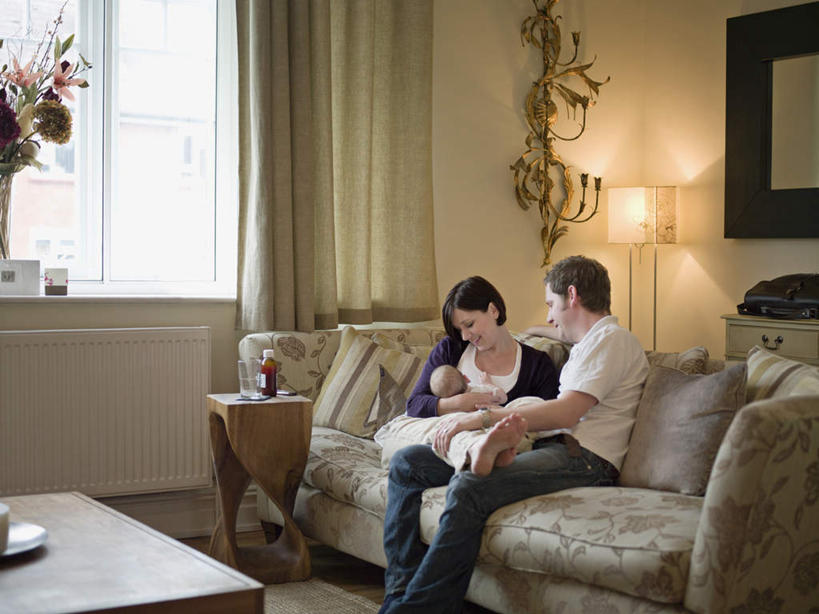 西方人,婴儿,儿童,中年人,三个人,家庭,夫妻,母亲,父亲,客厅,坐,抱,笑,微笑,露齿笑,横图,室内,白天,正面,爱情,纯洁,窗户,窗帘,沙发,桌面,桌子,照明,欧洲,欧洲人,阴影,服装,装饰,光线,木制,影子,墙,灯光,浪漫,注视,休闲装,玻璃窗,墙壁,墙面,灯,小孩,衣服,帘子,木制品,灯具,落地灯,观察,看,休闲,温暖,温馨,父子,母子,三口之家,一家人,休闲服,遮阳,恩爱,父爱,可爱,母爱,恋人,服饰,活泼,抱着,观看,华丽,修饰,照亮,点缀,和睦,察看,起居室,搂着,照明设备,关注,宝宝,布艺沙发,纯真,烂漫,无邪,衬托,美观,雅致,雅观,客堂,伶俐,天真,男人,男性,女人,女性,中年男性,中年女性,白种人,孩子,夫妇,情侣,搂,搂抱,坐着,半身,彩图,伴侣,融洽