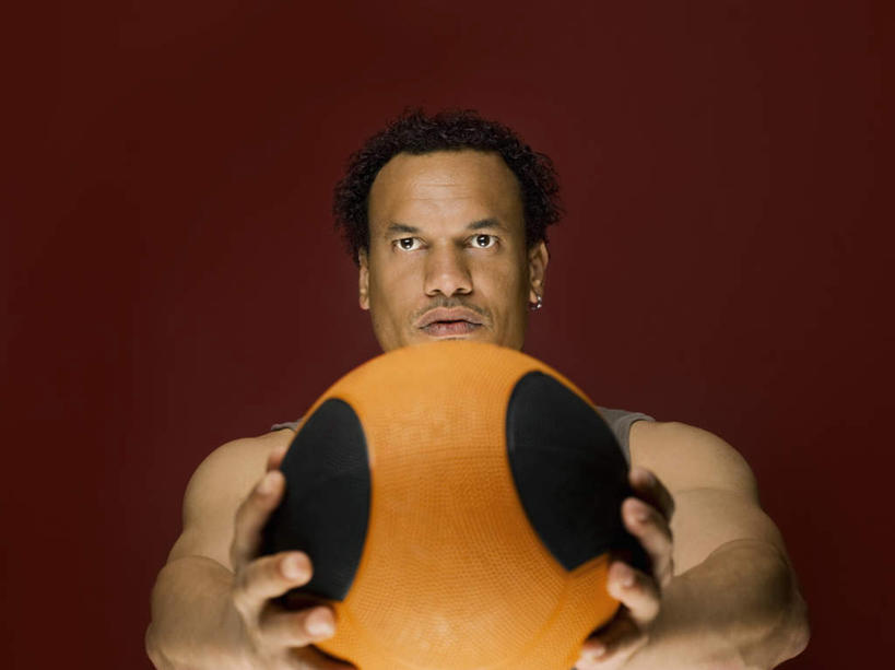 西方人,一个人,站,横图,室内,白天,正面,运动服,锻炼,运动,篮球,欧洲,欧洲人,仅一个男性,仅一个人,仅一个中年男性,握,红色背景,服装,篮球装备,拿,拿着,注视,娱乐,运动器械,衣服,观察,看,站着,享受,休闲,健身器械,放松,握着,摄影,服饰,影棚,观看,察看,衣着,穿着,关注,健身器材,篮球运动,室内运动,衣饰,男人,男性,中年男性,白种人,站立,半身,彩图,影棚拍摄,健身,拍摄,运动器材,运动装