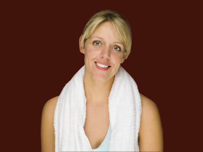 西方人,一个人,站,笑,微笑,露齿笑,横图,室内,白天,正面,运动服,锻炼,运动,欧洲,欧洲人,仅一个年轻女性,仅一个女性,仅一个人,红色背景,服装,纺织物,注视,娱乐,衣服,毛巾,观察,看,清洁,站着,享受,休闲,放松,摄影,服饰,影棚,观看,保暖,察看,衣着,穿着,关注,透气,防水,室内运动,衣饰,储水,耐磨,吸水,年轻女性,女人,女性,白种人,站立,半身,彩图,影棚拍摄,健身,拍摄,运动装