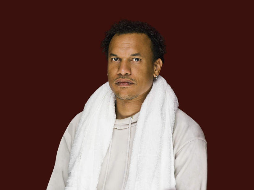 西方人,一个人,站,横图,室内,白天,正面,运动服,锻炼,运动,欧洲,欧洲人,仅一个男性,仅一个人,仅一个中年男性,红色背景,服装,纺织物,注视,娱乐,衣服,毛巾,观察,看,清洁,站着,享受,休闲,放松,摄影,服饰,影棚,观看,保暖,察看,衣着,穿着,关注,透气,防水,室内运动,衣饰,储水,耐磨,吸水,男人,男性,中年男性,白种人,站立,半身,彩图,影棚拍摄,健身,拍摄,运动装