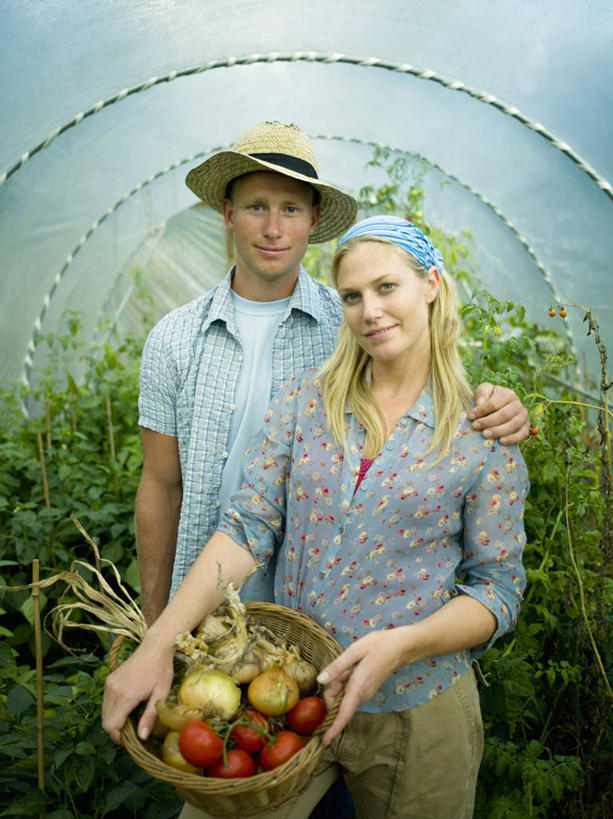 西方人,两个人,家庭,夫妻,站,笑,交叉,微笑,竖图,室内,白天,正面,爱情,竹子,蔬菜,西红柿,洋葱,帽子,叶子,欧洲,欧洲人,握,竹制,服装,新鲜,编织,草帽,篮子,头巾,食品,绿叶,浪漫,拿,温室,拿着,注视,休闲装,食物,衣服,竹篮,观察,看,站着,休闲,温暖,温馨,一家人,休闲服,嫩叶,恩爱,握着,恋人,服饰,有机食品,绿色食品,设施,观看,竹条,交织,和睦,察看,暖房,竹制品,防寒,关注,加温,玉葱,透光,保温,穿插,男人,男性,年轻男性,女人,女性,中年女性,白种人,夫妇,情侣,叶,叶片,圆葱,洋葱头,球葱,番茄,葱头,站立,半身,彩图,伴侣,融洽