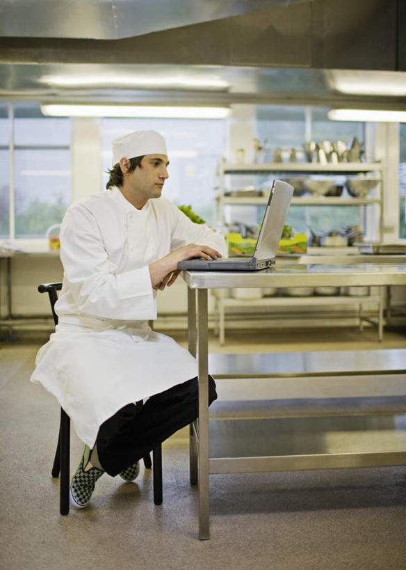 西方人,一个人,厨师,坐,竖图,室内,白天,侧面,工作服,制服,电脑,笔记本电脑,厨房,窗户,桌面,桌子,帽子,照明,欧洲,欧洲人,仅一个男性,仅一个人,敲打,阴影,光线,网络,影子,灯光,注视,输入,通讯设备,顶灯,玻璃窗,灯,仅一个年轻男性,灯具,打字,观察,看,观看,点击,敲击,照亮,察看,无线,照明设备,关注,通信设备,无线网络,厨师帽,无线上网,便携式电脑,工作制服,按键,手提电脑,男人,男性,年轻男性,白种人,厨师长,厨子,大厨,主厨,坐着,彩图,全身,工作套服,灶间,厨房料理台,料理台