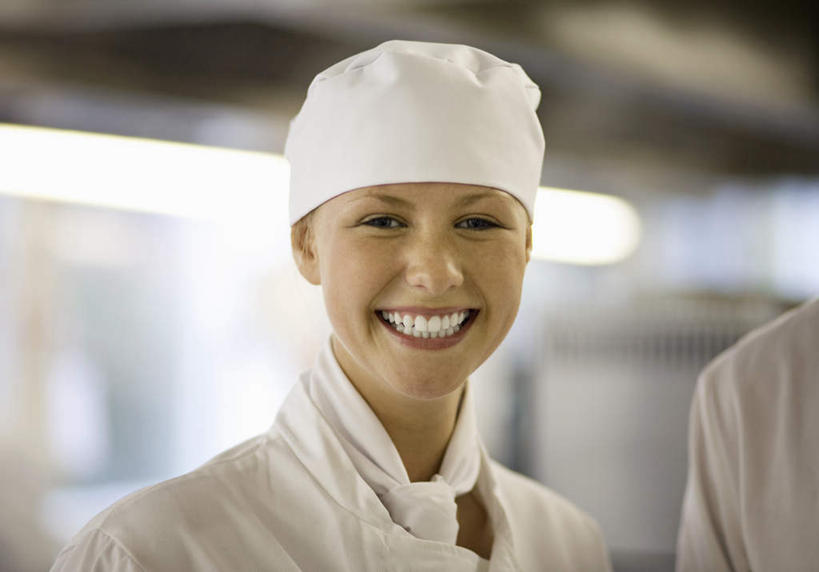 西方人,脸,头,脸颊,两个人,伙伴,朋友,厨师,站,笑,微笑,露齿笑,横图,室内,特写,白天,正面,工作服,制服,友谊,合作,团队,厨房,帽子,照明,欧洲,欧洲人,阴影,朦胧,模糊,光线,影子,灯光,注视,顶灯,肩膀,灯,灯具,观察,看,站着,战略,观看,照亮,察看,照明设备,关注,厨师帽,联合,合谋,工作制服,配合,协作,男人,男性,年轻男性,年轻女性,女人,女性,白种人,头部,脸部,脸蛋,面部,厨师长,厨子,大厨,主厨,站立,半身,彩图,工作套服,灶间