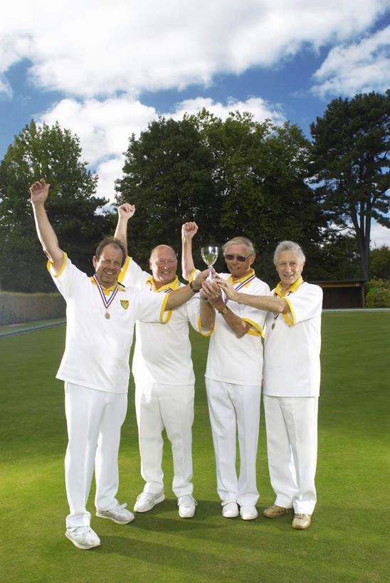 西方人,四个人,伙伴,朋友,站,举,竖图,室外,白天,正面,运动服,友谊,成功,胜利,草地,草坪,树林,植物,欧洲,欧洲人,一排,握,服装,整齐,云,云朵,拿,云彩,拿着,注视,草,树,树木,排列,衣服,蓝色,绿色,白云,蓝天,天空,自然,天,观察,看,托,站着,光彩,握着,服饰,生长,晴朗,成长,观看,察看,衣着,穿着,队列,关注,荣誉,奖品,荣耀,衣饰,光荣,友情,老年男性,男人,男性,白种人,晴空,举起,举手,举着,向上举,向上伸,向上托,站立,彩图,全身,奖杯,运动装