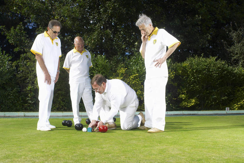 西方人,四个人,站,蹲,横图,室外,白天,正面,运动服,锻炼,旅游,度假,运动,保龄球,草地,草坪,树林,植物,欧洲,欧洲人,握,服装,速度,拿,拿着,注视,娱乐,运动器械,手叉腰,球,草,树,树木,衣服,绿色,自然,叉腰,观察,看,站着,享受,休闲,健身器械,放松,力量,平衡,握着,服饰,生长,成长,观看,技巧,协调,察看,衣着,穿着,关注,室外运动,健身器材,户外运动,灵敏,柔韧,趣味,耐力,抗争,指孔,衣饰,体育,地滚球,老年男性,男人,男性,白种人,蹲着,站立,彩图,全身,健身,运动器材,运动装