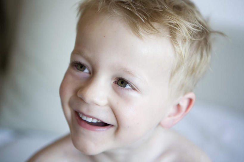 西方人,儿童,脸,头,脸颊,一个人,笑,微笑,露齿笑,横图,室外,特写,白天,正面,纯洁,欧洲,欧洲人,仅一个男性,仅一个人,朦胧,模糊,注视,裸露,肩膀,小孩,观察,看,仅一个小孩,金色,可爱,童年,童趣,观看,察看,关注,裸,童真,烂漫,无邪,天真,男孩,男人,男性,白种人,孩子,头部,卷发,脸部,脸蛋,面部,半身,彩图,短发,男生