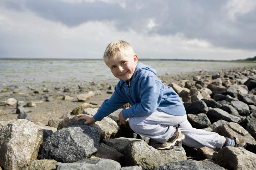 西方人,儿童,一个人,蹲,横图,室外,白天,正面,纯洁,海浪,海洋,石头,沙滩,欧洲,欧洲人,仅一个男性,仅一个人,服装,沙子,石子,海岸,浪花,水平线,云,云朵,辽阔,海平线,沙地,云彩,注视,休闲装,小孩,衣服,蓝色,白云,蓝天,天空,海水,天,扶,观察,看,仅一个小孩,休闲,广阔,休闲服,可爱,童年,童趣,服饰,晴朗,观看,一望无际,察看,扶着,关注,海景,童真,烂漫,无邪,无边无际,一马平川,天真,男孩,男人,男性,白种人,孩子,大海,风浪,海,海水的波动,海滩,近岸浪,石块,岩石,涌浪,晴空,蹲着,彩图,全身,水天相接,水天一线,男生