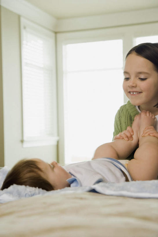 西方人,儿童,两个人,家庭,坐,躺,笑,微笑,露齿笑,竖图,室内,白天,正面,纯洁,窗户,床,卧室,纺织品,欧洲,欧洲人,握,服装,装饰,毛毯,毯子,墙,双人床,床单,拿,拿着,扭头,注视,休闲装,被子,玻璃窗,墙壁,墙面,纺织,小孩,衣服,垫子,观察,看,转头,休闲,温暖,温馨,一家人,休闲服,可爱,童年,童趣,握着,服饰,观看,华丽,修饰,点缀,和睦,察看,被单,关注,童真,烂漫,无邪,衬托,美观,雅致,雅观,卧着,天真,男孩,男人,男性,女孩,女人,女性,白种人,躺着,卧,坐着,半身,彩图,睡房,卧房,融洽,男生,女生