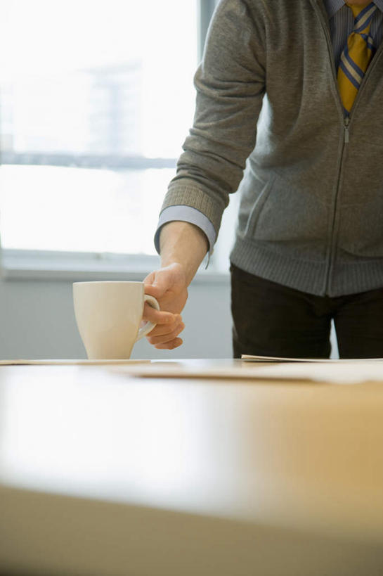 西方人,一个人,商务人士,商务男性,办公室,站,竖图,室内,白天,正面,衬衫,窗户,家具,桌子,杯子,椅子,欧洲,欧洲人,仅一个男性,仅一个人,仅一个中年男性,弯腰,握,套装,朦胧,模糊,材料,瓷器,档案,文件,办公桌,墙,咖啡杯,陶瓷制品,拿,拿着,注视,玻璃窗,墙壁,墙面,一个,会议椅,资料,观察,看,站着,握着,单个,观看,办公椅,察看,关注,文档,瓷杯,商务装,工薪阶层,办公家具,弯身,商务椅,培训椅,男人,男性,中年男性,白种人,白领,上班族,站立,半身,彩图,衬衣