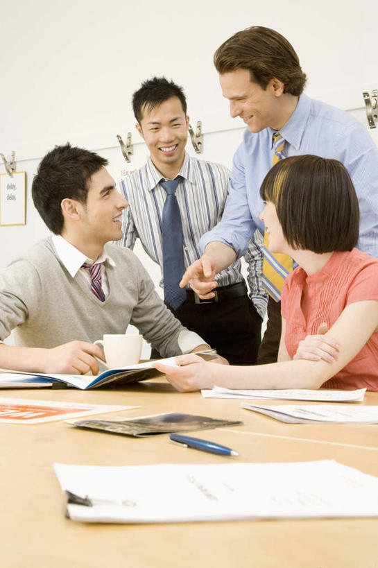 东方人,西方人,四个人,同事,商务人士,商务男性,商务女性,办公室,站,坐,笑,说,微笑,露齿笑,竖图,室内,白天,正面,衬衫,讨论,成功,合作,团队,集体,信心,家具,桌子,杯子,椅子,欧洲,欧洲人,亚洲,一排,许多,吊挂,弯腰,握,悬挂,套装,整齐,笔,材料,瓷器,档案,文件,塑料,办公桌,墙,办公用品,咖啡杯,陶瓷制品,很多,挂,拿,拿着,扭头,注视,黄种人,队伍,水笔,墙壁,墙面,文具,排列,一个,白色,会议椅,夹子,晾衣绳,绳子,塑料制品,学习用品,资料,观察,看,站着,转头,握着,单个,观看,办公椅,文具用品,察看,领导,成就,队列,关注,文档,瓷杯,商务装,合伙,领袖,工薪阶层,衣夹,办公家具,弯身,商务椅,培训椅,交流,男人,男性,年轻女性,女人,女性,中年男性,白种人,亚洲人,白领,上班族,沟通,讲话,交谈,商讨,说话,谈话,站立,坐着,半身,彩图,衬衣