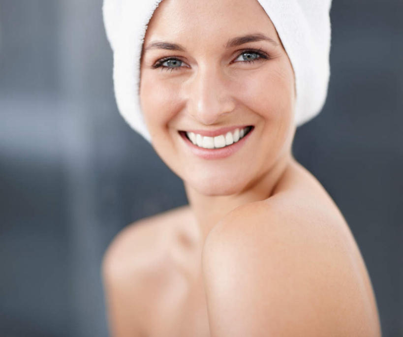 西方人,脸,头,脸颊,一个人,站,笑,微笑,露齿笑,横图,室内,特写,白天,正面,欧洲,欧洲人,仅一个女性,仅一个人,一条,朦胧,模糊,纺织物,扭头,注视,肩膀,白色,毛巾,观察,看,清洁,站着,转头,仅一个中年女性,观看,保暖,察看,关注,透气,防水,储水,耐磨,吸水,女人,女性,中年女性,白种人,头部,脸部,脸蛋,面部,站立,半身,彩图