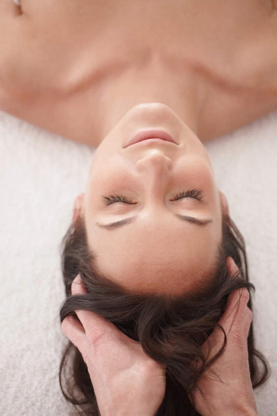 西方人,脸,头,脸颊,手,两个人,按摩师,躺,闭眼,竖图,俯视,室内,特写,白天,按摩,床,欧洲,欧洲人,双手,床单,被子,顾客,肩膀,白色,享受,健康,手部,保健,被单,指压,按摩床,主顾,卧着,女人,女性,中年女性,白种人,头部,脸部,脸蛋,面部,技师,闭眼睛,闭着眼,闭着眼睛,躺着,卧,半身,彩图,高角度拍摄,推拿,搓背床,理疗床,美容床,指压床