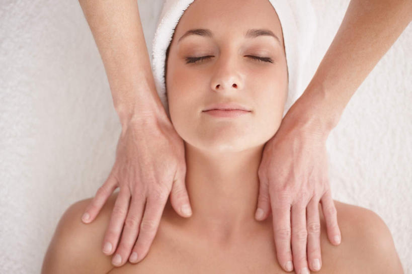 西方人,脸,头,脸颊,手,两个人,按摩师,躺,闭眼,横图,俯视,室内,特写,白天,按摩,床,欧洲,欧洲人,双手,床单,被子,顾客,肩膀,白色,享受,健康,手部,保健,被单,指压,按摩床,主顾,卧着,女人,女性,中年女性,白种人,头部,脸部,脸蛋,面部,技师,闭眼睛,闭着眼,闭着眼睛,躺着,卧,半身,彩图,高角度拍摄,推拿,搓背床,理疗床,美容床,指压床