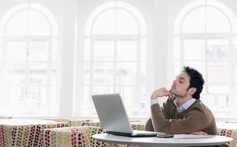 西方人,一个人,商务人士,商务男性,坐,横图,室内,白天,侧面,衬衫,电脑,笔记本电脑,窗户,落地窗,桌面,桌子,椅子,欧洲,欧洲人,仅一个男性,仅一个人,撑,套装,朦胧,模糊,网络,木制,布料,材料,档案,文件,墙,布纹,托腮,注视,通讯设备,玻璃窗,墙壁,墙面,桌布,仅一个年轻男性,餐巾,木制品,资料,台布,观察,看,托,观看,一台,察看,无线,撑着,关注,托下巴,文档,通信设备,商务装,无线网络,无线上网,便携式电脑,工薪阶层,手提电脑,男人,男性,年轻男性,白种人,白领,上班族,抬头,仰头,坐着,半身,彩图,衬衣