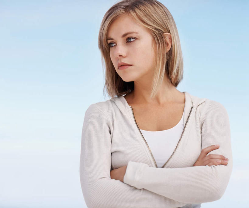 西方人,一个人,站,笑,双手交叉,微笑,横图,室外,白天,仰视,欧洲,欧洲人,仅一个年轻女性,仅一个女性,仅一个人,阴影,服装,光线,影子,云,云朵,云彩,扭头,注视,休闲装,衣服,蓝色,白云,蓝天,天空,阳光,天,观察,看,站着,转头,休闲,休闲服,服饰,晴朗,观看,察看,双手抱胸,关注,年轻女性,女人,女性,白种人,晴空,站立,半身,彩图,低角度拍摄