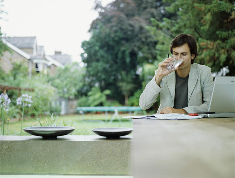 西方人,一个人,商务人士,商务男性,家,栏杆,坐,笑,微笑,露齿笑,横图,室外,白天,正面,衬衫,电脑,笔记本电脑,草地,草坪,水,植物,桌面,桌子,杯子,餐具,椅子,欧洲,欧洲人,仅一个男性,仅一个人,仅一个中年男性,喝,握,阴影,套装,朦胧,模糊,光线,网络,木制,材料,档案,碟子,盘,文件,液体,影子,房屋,屋子,云,云朵,围栏,拿,云彩,拿着,注视,通讯设备,饮用水,护栏,楼房,住宅,玻璃制品,草,树,树木,蓝色,绿色,白云,蓝天,天空,阳光,自然,盘子,木制品,水杯,资料,碟,矿泉水,天,观察,看,握着,生长,晴朗,成长,观看,一台,察看,无线,关注,文档,通信设备,商务装,无线网络,无线上网,便携式电脑,工薪阶层,蒸馏水,手提电脑,男人,男性,中年男性,白种人,白领,上班族,玻璃杯,晴空,坐着,半身,彩图,衬衣,房子