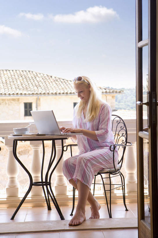 西方人,一个人,家,栏杆,露台,坐,竖图,室外,白天,正面,电脑,笔记本电脑,门,阳台,桌面,桌子,椅子,欧洲,欧洲人,仅一个年轻女性,仅一个女性,仅一个人,敲打,阴影,睡衣,服装,光线,网络,木制,影子,房屋,屋子,云,云朵,围栏,云彩,注视,输入,通讯设备,护栏,楼房,住宅,衣服,蓝色,白云,蓝天,天空,阳光,木制品,门框,天,打字,观察,看,服饰,晴朗,观看,点击,一台,敲击,察看,无线,衣着,穿着,关注,通信设备,无线网络,无线上网,便携式电脑,寝衣,衣饰,按键,手提电脑,年轻女性,女人,女性,白种人,晴空,坐着,彩图,全身,房子,露天阳台