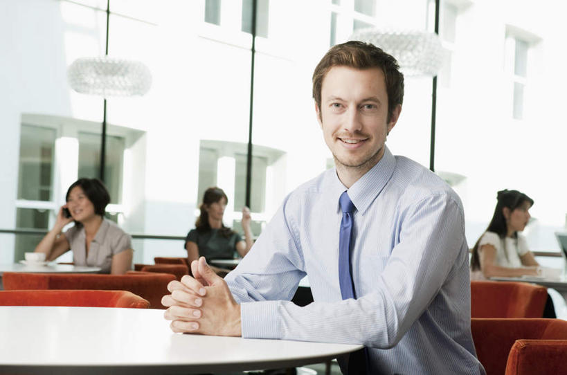 西方人,四个人,同事,商务人士,商务男性,商务女性,高楼大厦,坐,笑,打电话,微笑,露齿笑,横图,室内,白天,正面,衬衫,成功,合作,团队,集体,信心,窗户,落地窗,桌面,桌子,大厦,建筑,摩天大楼,电话,手机,椅子,欧洲,欧洲人,握,套装,朦胧,模糊,木制,墙,拿,拿着,扭头,注视,通讯设备,队伍,玻璃窗,墙壁,墙面,一个,木制品,观察,看,转头,握着,单个,观看,察看,领导,成就,关注,商务装,合伙,领袖,工薪阶层,交流,男人,男性,年轻男性,年轻女性,女人,女性,白种人,白领,上班族,沟通,通话,坐着,半身,彩图,衬衣,大楼,高层建筑,高楼,摩天楼