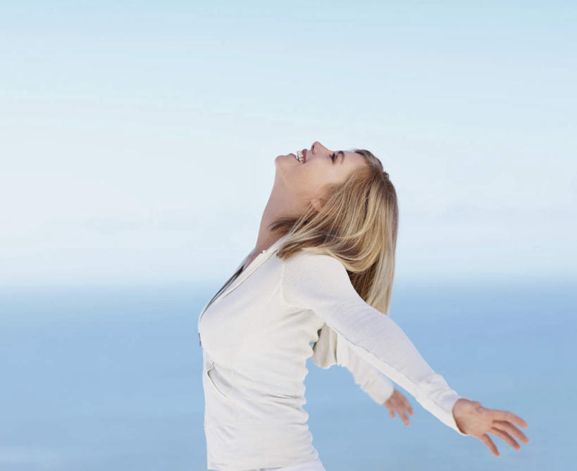 西方人,一个人,站,伸展双臂,横图,室外,白天,侧面,海浪,海洋,欧洲,欧洲人,仅一个年轻女性,仅一个女性,仅一个人,阴影,服装,光线,影子,浪花,水平线,云,云朵,辽阔,海平线,云彩,休闲装,衣服,蓝色,白云,蓝天,天空,阳光,海水,天,站着,休闲,广阔,休闲服,服饰,晴朗,一望无际,海景,无边无际,一马平川,年轻女性,女人,女性,白种人,大海,风浪,海,海水的波动,近岸浪,涌浪,晴空,敞开双臂,伸开双臂,抬头,仰头,展开双肩,站立,张开手臂,张开双臂,半身,彩图,水天相接,水天一线