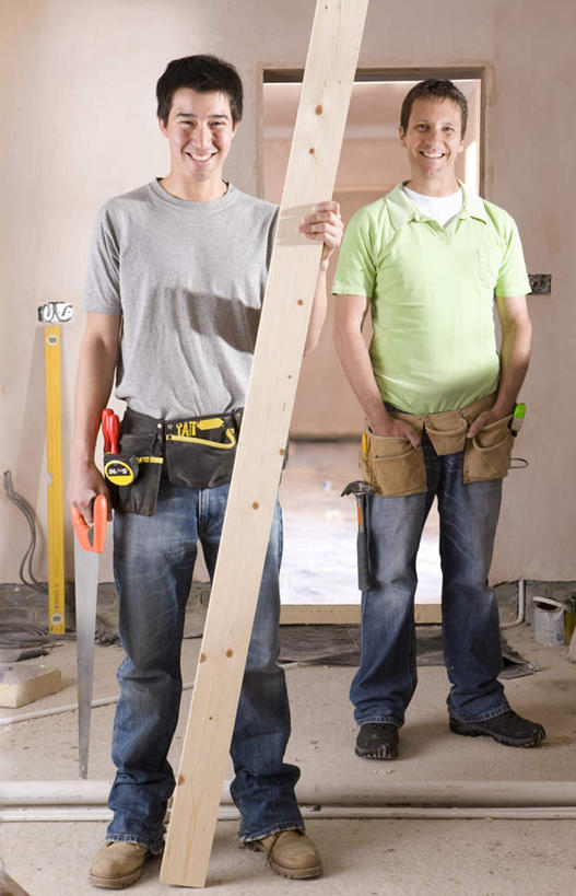 西方人,两个人,伙伴,朋友,建筑工人,站,举,笑,微笑,露齿笑,竖图,室内,白天,正面,友谊,合作,团队,欧洲,欧洲人,握,服装,木材,墙,拿,拿着,注视,休闲装,墙壁,墙面,木柴,工人,衣服,建筑工地,观察,看,托,站着,休闲,休闲服,战略,搭,握着,服饰,木料,观看,察看,搭着,关注,联合,合谋,地盘,建筑地盘,施工地盘,配合,协作,男人,男性,中年男性,白种人,建筑工,举起,举手,举着,向上举,向上伸,向上托,站立,彩图,全身,工地