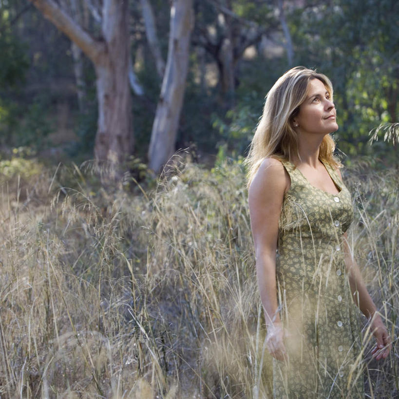 西方人,一个人,站,方图,室外,白天,正面,草地,草坪,植物,欧洲,欧洲人,仅一个女性,仅一个人,阴影,服装,朦胧,模糊,光线,影子,云,云朵,云彩,注视,休闲装,草,树,树木,衣服,蓝色,绿色,白云,蓝天,天空,阳光,自然,天,观察,看,站着,仅一个中年女性,休闲,休闲服,服饰,生长,晴朗,成长,观看,察看,关注,女人,女性,中年女性,白种人,晴空,抬头,仰头,站立,半身,彩图