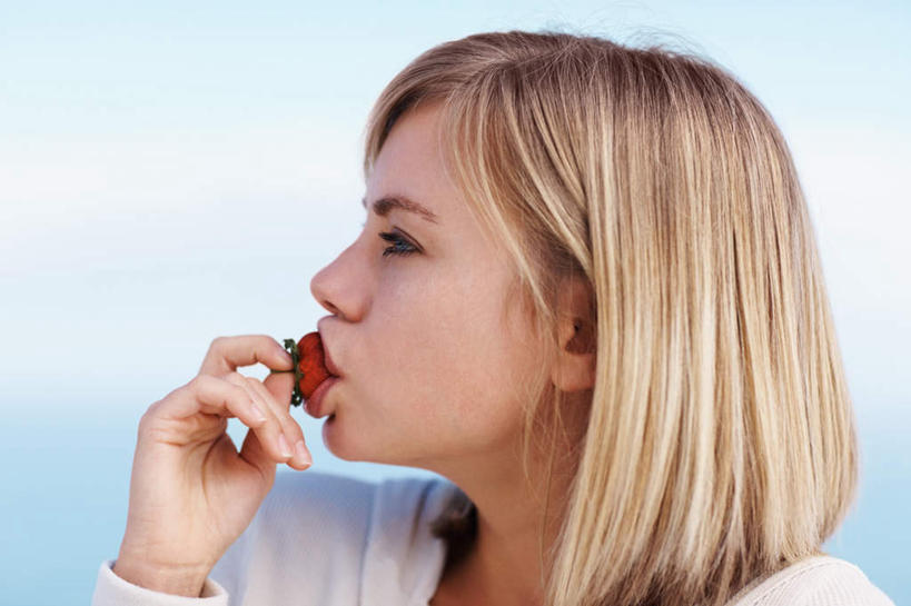 西方人,脸,头,脸颊,手,头发,一个人,横图,室外,特写,白天,正面,草莓,浆果,水果,欧洲,欧洲人,仅一个年轻女性,仅一个女性,仅一个人,握,咬,阴影,服装,新鲜,光线,影子,云,云朵,生食,食品,果实,拿,云彩,拿着,注视,休闲装,肩膀,食物,一个,衣服,红色,蓝色,白色,白云,蓝天,天空,阳光,天,观察,看,休闲,手部,休闲服,金色,握着,服饰,有机食品,绿色食品,晴朗,单个,观看,单手,咬着,察看,关注,年轻女性,女人,女性,白种人,头部,直发,脸部,脸蛋,面部,晴空,洋莓,水果皇后,红莓,地莓,半身,彩图,短发