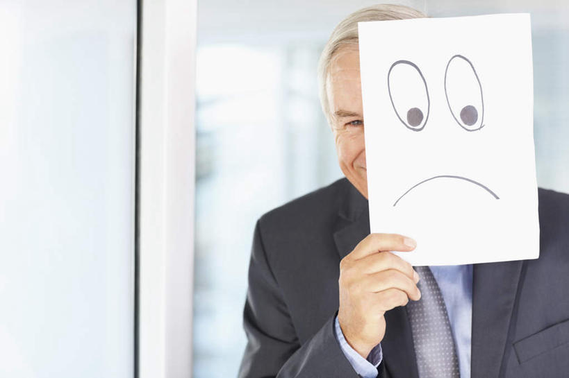 西方人,一个人,商务人士,商务男性,坐,横图,室内,白天,正面,衬衫,窗户,落地窗,欧洲,欧洲人,仅一个男性,仅一个人,仅一个中年男性,一张,握,套装,朦胧,模糊,纸,拿,拿着,玻璃窗,白色,握着,遮,遮掩,掩盖,遮挡,商务装,工薪阶层,遮盖,掩饰,男人,男性,中年男性,白种人,白领,上班族,坐着,半身,彩图,衬衣