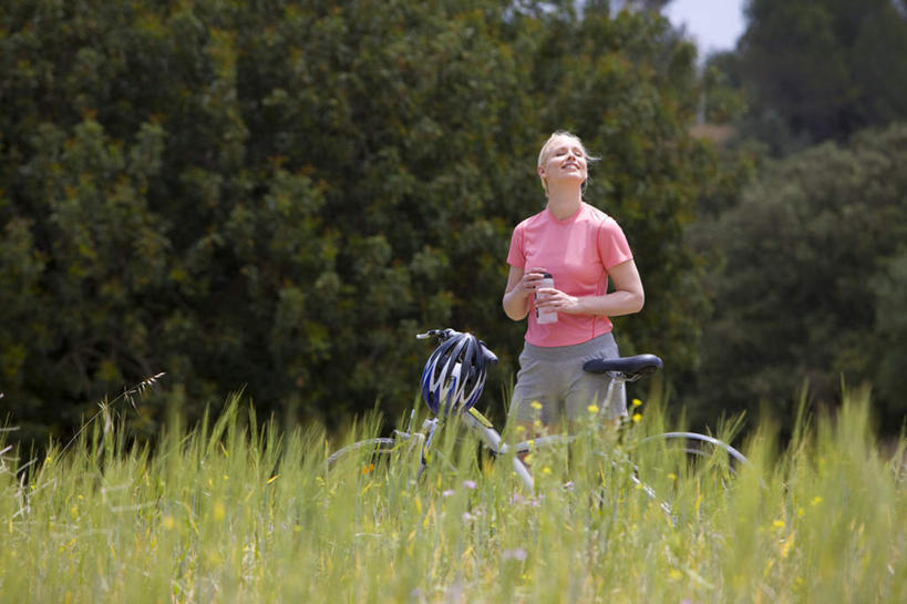 西方人,一个人,站,横图,室外,白天,正面,运动服,锻炼,旅游,度假,运动,草地,草坪,水,植物,道路,路,自行车,帽子,欧洲,欧洲人,仅一个年轻女性,仅一个女性,仅一个人,握,阴影,服装,朦胧,模糊,光线,头盔,液体,影子,小路,交通,拿,山地车,拿着,注视,娱乐,饮用水,车,脚踏车,草,树,树木,一个,衣服,绿色,阳光,自然,安全帽,瓶子,塑料制品,交通工具,矿泉水,观察,看,站着,享受,休闲,塑料瓶,放松,握着,服饰,生长,单个,成长,观看,察看,衣着,穿着,关注,载具,室外运动,户外运动,山地自行车,蒸馏水,衣饰,年轻女性,女人,女性,白种人,抬头,仰头,站立,半身,彩图,健身,运动装
