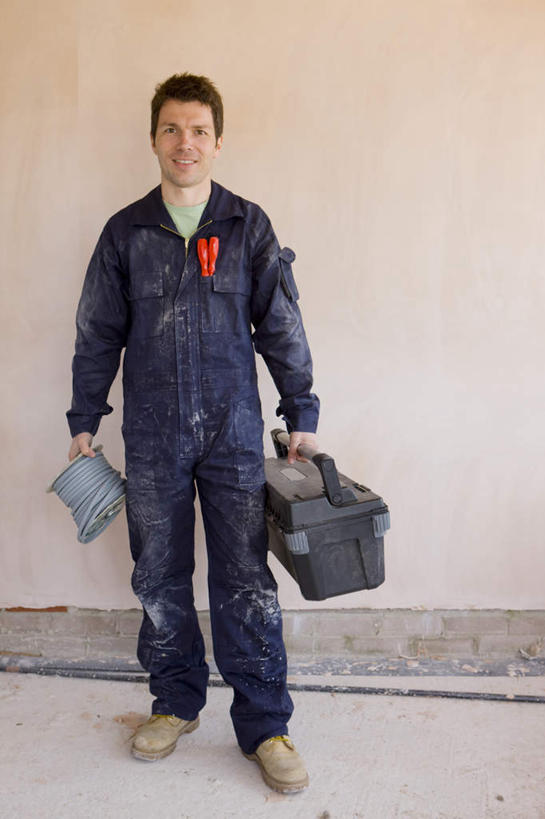 西方人,一个人,建筑工人,站,笑,微笑,竖图,室内,白天,正面,工作服,制服,欧洲,欧洲人,仅一个男性,仅一个人,仅一个中年男性,握,墙,拿,拿着,注视,墙壁,墙面,工人,一个,容器,箱子,观察,看,站着,工具箱,握着,单个,观看,储藏,察看,储存,关注,工作制服,男人,男性,中年男性,白种人,建筑工,站立,彩图,全身,工作套服,贮存