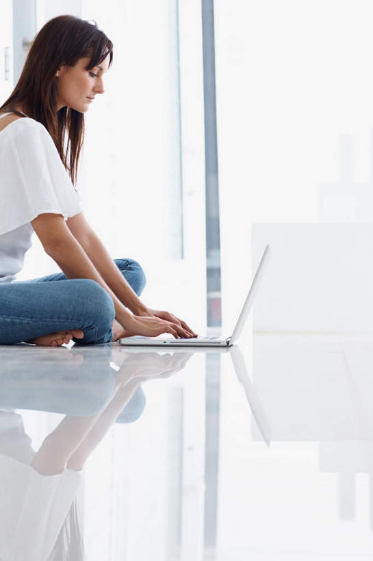 西方人,一个人,坐,盘腿,竖图,室内,白天,侧面,电脑,笔记本电脑,窗户,落地窗,欧洲,欧洲人,仅一个女性,仅一个人,敲打,服装,裤子,朦胧,模糊,网络,瓷砖,地砖,地面,注视,牛仔裤,休闲装,输入,通讯设备,玻璃窗,衣服,打字,观察,看,仅一个中年女性,休闲,休闲服,服饰,观看,点击,一台,敲击,察看,无线,关注,通信设备,无线网络,无线上网,便携式电脑,按键,手提电脑,女人,女性,中年女性,白种人,盘腿而坐,盘膝,盘着腿的,盘着腿坐,双腿交叉,坐着,半身,彩图