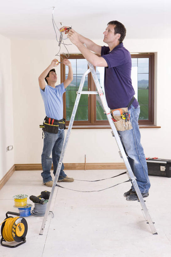 东方人,西方人,一个人,两个人,伙伴,朋友,机修工,站,举,攀登,竖图,室内,白天,侧面,友谊,合作,团队,窗户,欧洲,欧洲人,亚洲,仅一个男性,仅一个人,仅一个中年男性,握,服装,电力,瓷砖,地砖,电线,梯子,线,阶梯,墙,地面,电能,拿,线路,拿着,注视,休闲装,黄种人,踩,玻璃窗,墙壁,墙面,工人,一个,衣服,踩着,观察,看,托,站着,休闲,休闲服,爬,战略,握着,服饰,单个,观看,上升,电钻,电,电源,电源线,察看,关注,能量,人字梯,手电钻,电动工具,联合,合谋,登高,配合,协作,男人,男性,中年男性,白种人,亚洲人,机械师,机修工人,举起,举手,举着,攀爬,向上举,向上伸,向上托,站立,彩图,全身