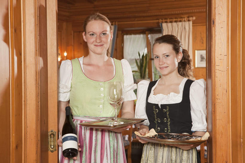 西方人,两个人,同事,服务员,餐厅,站,捧,笑,微笑,横图,室内,白天,正面,工作服,制服,成功,合作,团队,集体,信心,窗户,窗帘,餐具,欧洲,欧洲人,握,阴影,装饰,反射,碟子,盘,围裙,影子,墙,拿,红酒瓶,拿着,注视,队伍,玻璃窗,墙壁,墙面,玻璃制品,酒瓶,绿色,黑色,帘子,盘子,玻璃瓶,瓶子,碟,观察,看,站着,遮阳,握着,观看,华丽,修饰,点缀,察看,一瓶,领导,葡萄酒瓶,成就,关注,合伙,领袖,衬托,美观,雅致,雅观,工作制服,年轻女性,女人,女性,白种人,服务生,侍者,端,端着,捧着,手捧,站立,半身,彩图,工作套服,餐馆,饭店,饭馆