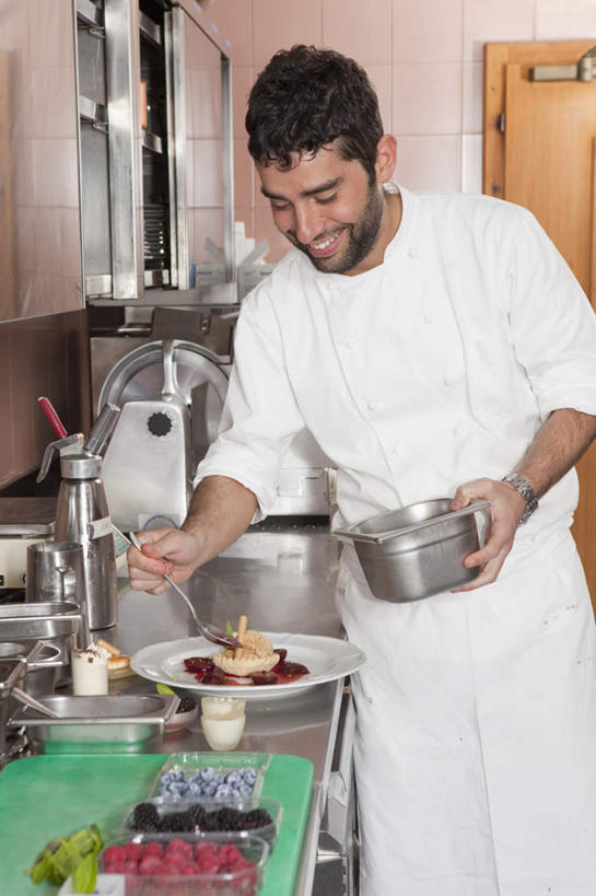 西方人,胡须,一个人,厨师,站,竖图,室内,白天,正面,工作服,制服,烹饪,厨房,柜子,桌面,桌子,樱桃,餐具,厨具,金属制品,欧洲,欧洲人,仅一个男性,仅一个人,许多,握,阴影,反射,金属,碟子,锅子,盘,影子,勺子,墙,储物柜,很多,拿,拿着,注视,锅,墙壁,墙面,仅一个年轻男性,白色,盘子,调羹,碟,汤匙,低头,观察,看,站着,握着,锅具,观看,察看,储存,关注,烹饪用具,工作制服,储备,蕴藏,贮备,男人,男性,年轻男性,白种人,胡子,络腮胡,厨师长,厨子,大厨,主厨,烹调用具,樱珠,莺桃,英桃,楔桃,牛桃,荆桃,烹调,站立,半身,彩图,工作套服,灶间,厨房料理台,贮存,料理台