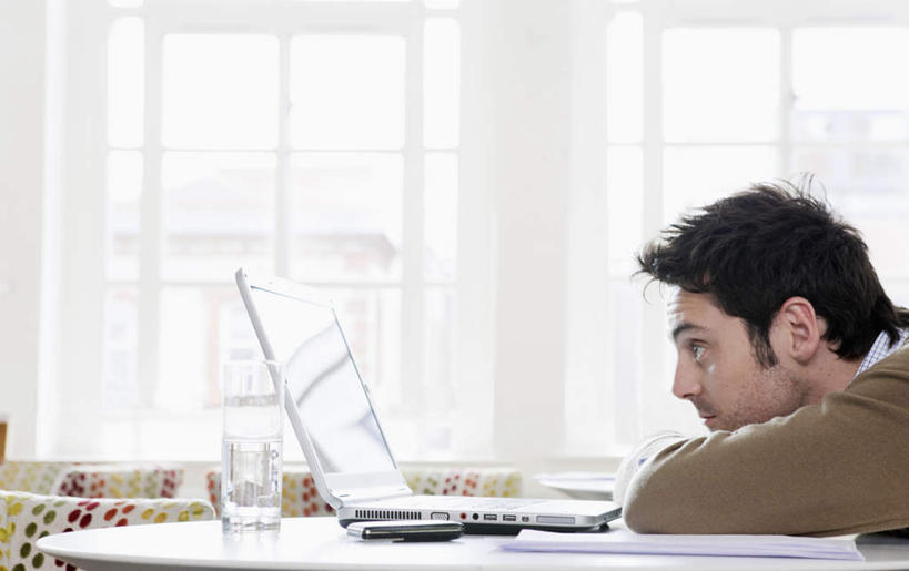 西方人,一个人,商务人士,商务男性,办公室,横图,室内,白天,侧面,衬衫,电脑,笔记本电脑,窗户,落地窗,桌子,杯子,欧洲,欧洲人,仅一个男性,仅一个人,阴影,套装,反射,网络,材料,档案,文件,影子,纸,办公桌,注视,通讯设备,玻璃窗,玻璃制品,仅一个年轻男性,手稿,水杯,资料,观察,看,趴着,观看,一台,证明,察看,无线,关注,文档,通信设备,商务装,无线网络,无线上网,便携式电脑,工薪阶层,手提电脑,男人,男性,年轻男性,白种人,白领,上班族,玻璃杯,趴,半身,彩图,衬衣