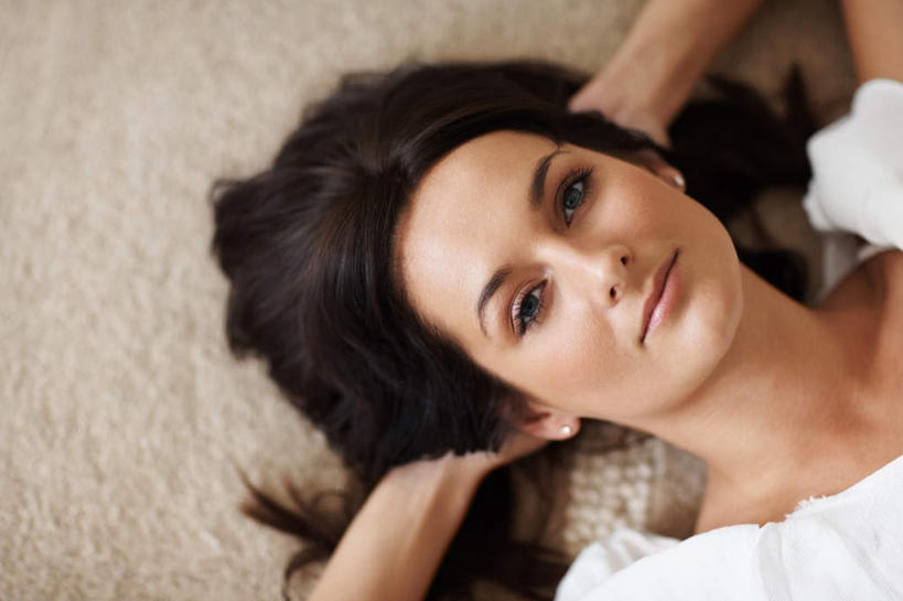 西方人,脸,头,脸颊,手,头发,一个人,躺,笑,微笑,横图,俯视,室内,特写,白天,地毯,欧洲,欧洲人,双手,仅一个女性,仅一个人,抱头,阴影,服装,装饰,编织,反射,影子,手工艺品,织物,注视,休闲装,肩膀,衣服,白色,黑色,工艺品,观察,看,仅一个中年女性,休闲,手部,休闲服,服饰,观看,华丽,修饰,点缀,察看,双手抱头,关注,衬托,美观,雅致,雅观,捧首,捧头,卧着,女人,女性,中年女性,白种人,头部,长发,卷发,脸部,脸蛋,面部,躺着,卧,半身,彩图,高角度拍摄