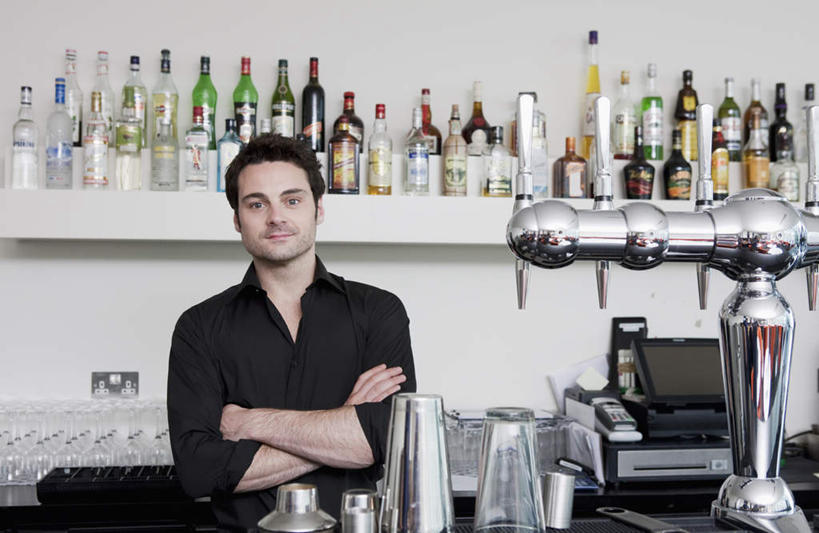 西方人,一个人,酒吧,站,笑,双手交叉,微笑,露齿笑,横图,室内,白天,正面,工作服,制服,欧洲,欧洲人,仅一个男性,仅一个人,一排,阴影,整齐,反射,水龙头,影子,墙,调酒器,置物架,注视,开关,架子,墙壁,墙面,玻璃制品,酒瓶,排列,仅一个年轻男性,黑色,玻璃瓶,瓶子,打开,观察,看,站着,观看,阀门,察看,双手抱胸,开启,调酒壶,队列,关注,陈列架,水咀,工作制服,搁架,调酒瓶,雪克杯,雪克壶,摇酒壶,摇酒器,男人,男性,年轻男性,白种人,站立,半身,彩图,工作套服,酒吧间,酒馆