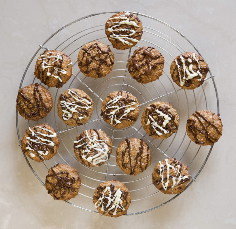 点心,无人,横图,俯视,室内,特写,白天,白色背景,餐具,许多,阴影,反射,碟子,盘,影子,食品,糖,糖果,甜点,甜品,曲奇,很多,凌乱,食物,盘子,碟,饼干,甜食,零食,巧克力,摄影,影棚,朱古力,混乱,曲奇饼,曲奇饼干,纷乱,缭乱,庞杂,彩图,高角度拍摄,影棚拍摄,拍摄