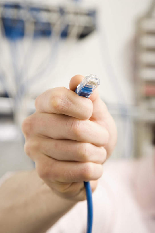 西方人,手,一个人,商务人士,商务男性,竖图,室内,特写,白天,正面,衬衫,通讯,数据,欧洲,欧洲人,仅一个男性,仅一个人,仅一个中年男性,许多,握,套装,朦胧,模糊,环绕,缠绕,传输,很多,拿,拿着,蓝色,手部,握着,单手,网线,水晶头,商务装,纠缠,工薪阶层,线缆,男人,男性,中年男性,白种人,白领,上班族,半身,彩图,衬衣