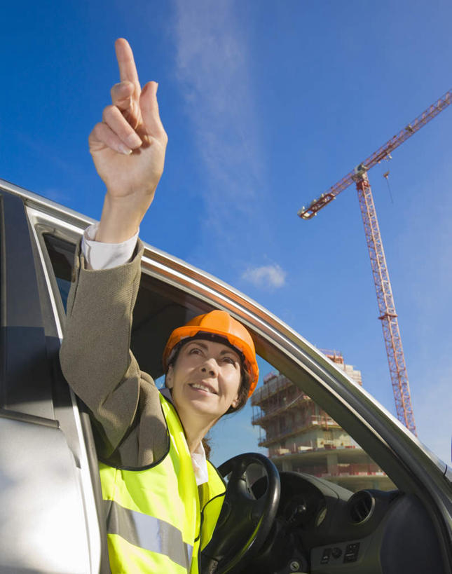 西方人,一个人,建筑工人,坐,竖图,室外,白天,仰视,工作服,制服,技术,建筑,汽车,帽子,欧洲,欧洲人,仅一个女性,仅一个人,一辆,指,阴影,光线,头盔,影子,云,云朵,云彩,注视,方向,设备,车,吊车,施工,工人,一个,蓝色,绿色,白云,蓝天,天空,阳光,安全帽,交通工具,轿车,天,观察,看,手势,仅一个中年女性,机械,起重机,橙色,晴朗,单个,观看,工程,察看,指向,食指,关注,载具,工作制服,工作车,施工车,汽车吊,女人,女性,中年女性,白种人,晴空,建筑工,坐着,半身,彩图,低角度拍摄,工作套服