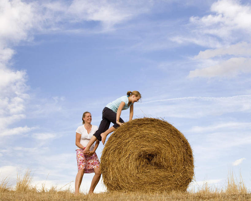 西方人,儿童,中年人,两个人,家庭,母亲,女儿,站,举,攀登,横图,室外,白天,仰视,纯洁,草地,草坪,植物,欧洲,欧洲人,握,阴影,服装,光线,影子,云,云朵,干草,拿,云彩,拿着,注视,休闲装,草,小孩,衣服,蓝色,绿色,白云,蓝天,天空,阳光,草垛,天,观察,看,托,站着,休闲,温暖,温馨,母女,一家人,休闲服,爬,可爱,母爱,童年,童趣,握着,服饰,晴朗,观看,和睦,察看,关注,童真,烂漫,无邪,干草垛,天真,女孩,女人,女性,中年女性,白种人,孩子,晴空,举起,举手,举着,攀爬,向上举,向上伸,向上托,站立,彩图,低角度拍摄,全身,融洽,女生