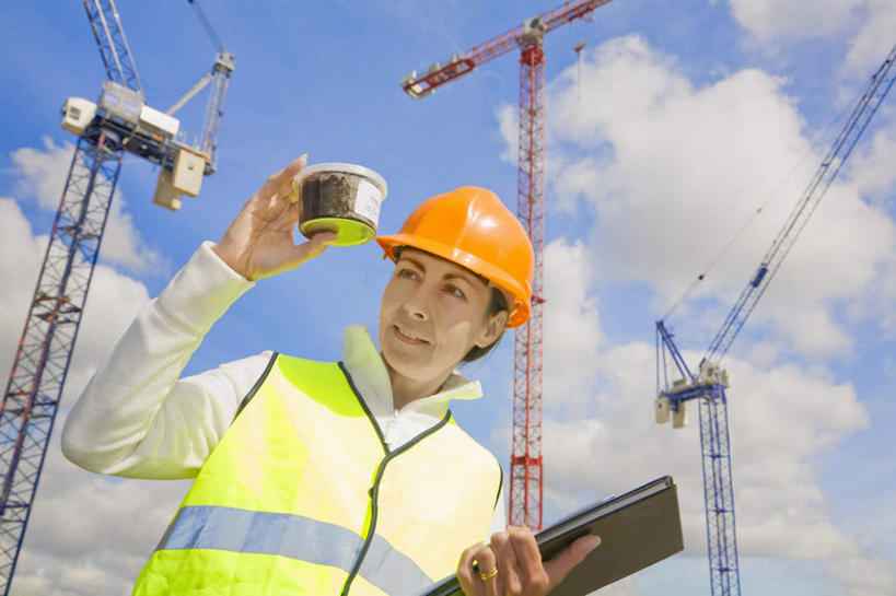 西方人,一个人,工程师,建筑工人,建筑师,站,举,笑,微笑,露齿笑,横图,室外,白天,仰视,工作服,制服,技术,建筑,帽子,欧洲,欧洲人,仅一个女性,仅一个人,握,阴影,光线,头盔,影子,泥土,土壤,云,云朵,记事本,拿,云彩,拿着,注视,设备,吊车,施工,蓝色,绿色,白云,蓝天,天空,阳光,安全帽,本子,笔记本,交通工具,天,观察,看,托,站着,仅一个中年女性,机械,起重机,橙色,握着,晴朗,观看,工程,察看,关注,载具,工作制服,工作车,施工车,汽车吊,女人,女性,中年女性,白种人,晴空,技师,建筑工,建筑设计师,举起,举手,举着,向上举,向上伸,向上托,站立,半身,彩图,低角度拍摄,工作套服