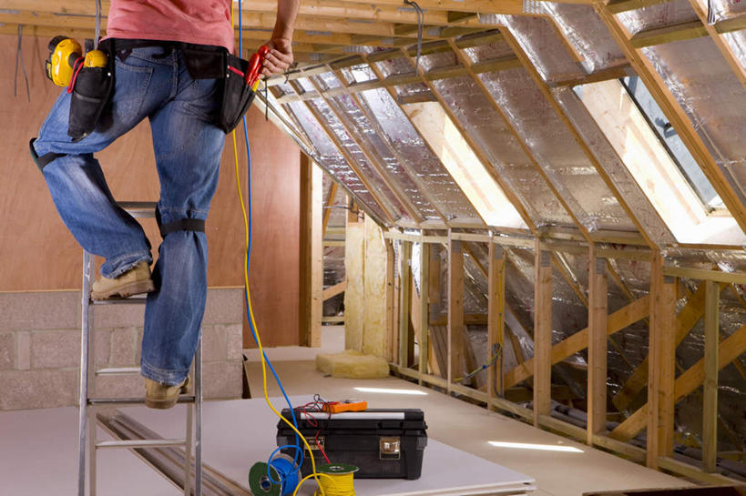 西方人,一个人,建筑工人,站,攀登,横图,室内,白天,窗户,欧洲,欧洲人,仅一个男性,仅一个人,仅一个中年男性,握,阴影,服装,裤子,电力,反射,包,电线,梯子,线,影子,阶梯,墙,电能,拿,线路,拿着,牛仔裤,休闲装,玻璃窗,墙壁,墙面,工人,背面,衣服,红色,蓝色,容器,箱子,站着,休闲,休闲服,爬,工具箱,握着,服饰,上升,储藏,电,电源,电源线,储存,斜挎包,能量,人字梯,线轴,登高,男人,男性,中年男性,白种人,建筑工,攀爬,站立,半身,彩图,贮存